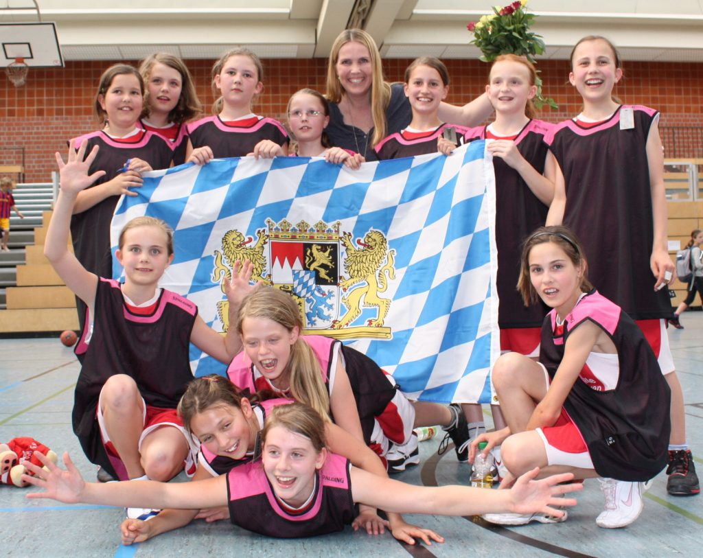 2011 holten sich die Schwabacher Mädchen zum ersten Mal die Bayerische Meisterschaft. Angelika Walden war natürlich mega stolz auf sie. Foto: Karin Fett