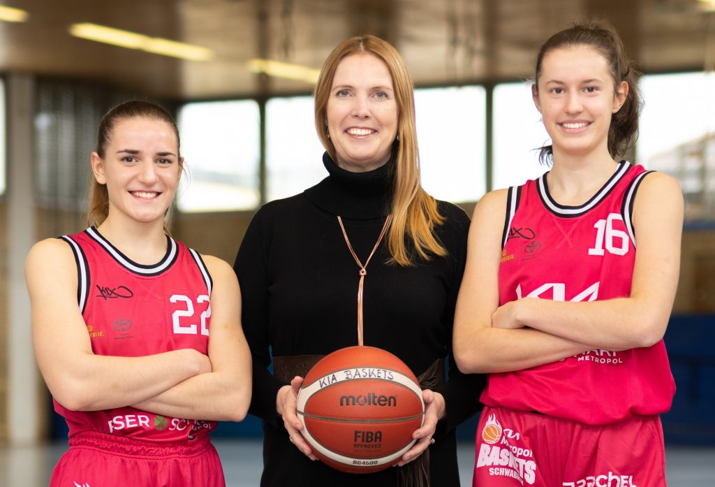 Angie Walden mit Antonia Schüle (re.) und Chiara Mehburger aus der 1. Frauenmannschaft, als die noch Kia Metropol Baskets Schwabach hieß. Foto: Karin Fett