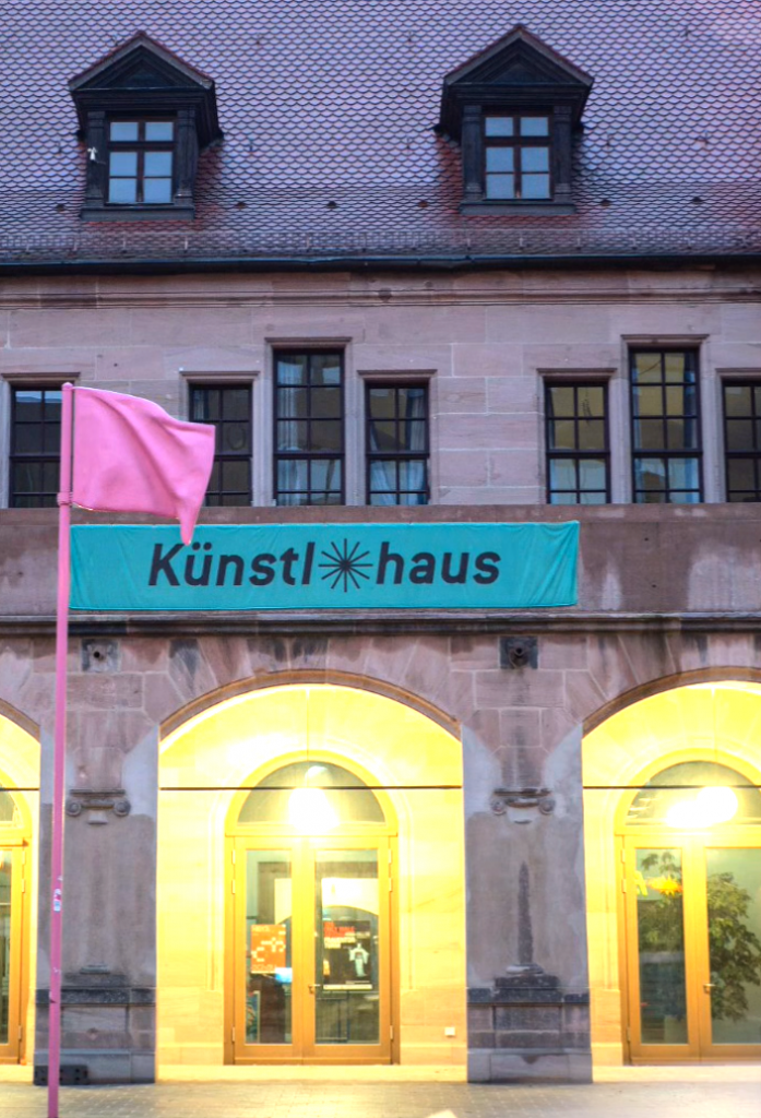 Ein Banner am Künstlerhaus mit dem Schriftzug "Künst*haus" forderte zur Debatte über den Namen der Kultureinrichtung in Nürnberg auf.