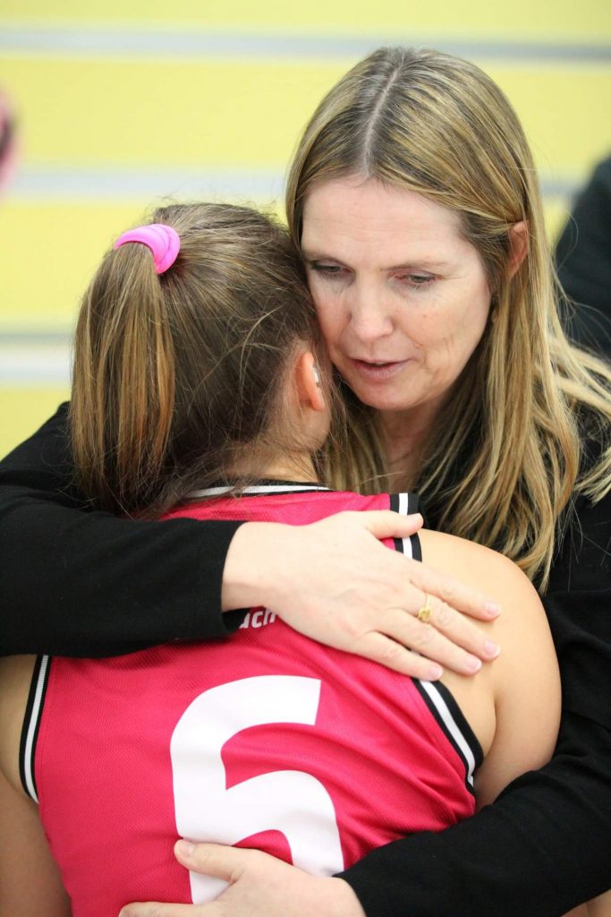Auch zu trösten gehört zu den Aufgaben von Angelika Walden, die hier Spielerin Sarah Hansel umarmt. Foto: Karin Fett