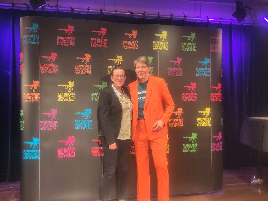 Vor der Eröffnung des Internationalen Menschenrechtsfilmfestivals 2023: Ute Möller, Herausgeberin von Flamingo und Dosenbier, mit Andrea Kuhn
